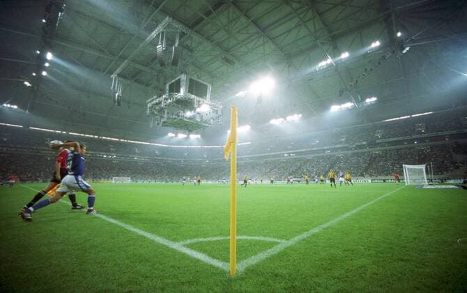 Einwurf beim Eröffnungsspiel in der neuen Arena Auf Schalke zwischen dem FC Schalke 04 und BVB Fußball 1. BL Herren Saison 2001 2002, Stadioneinweihung, Stadioneröffnung, FC Schalke 04 - Borussia Dortmund 0:0 Totale SchalkeArena, AufSchalkeArena, AufSchalke, Auf Gelsenkirchen Dynamik,