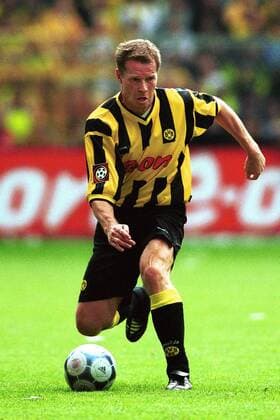 Stefan Reuter (BVB) am Ball Fußball 1. BL Herren Saison 2001 2002, Borussia Dortmund Einzelbild Westfalenstadion Dortmund Dynamik,