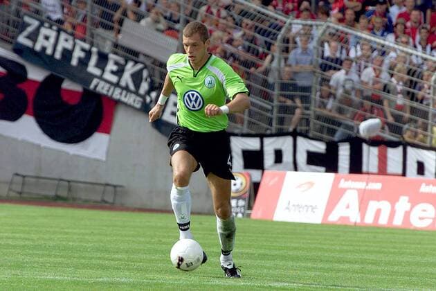 Dusan Petkovic (Wolfsburg) am Ball Fußball 1. BL Herren Saison 2001 2002, VfL Wolfsburg Einzelbild VfL-Stadion Wolfsburg Dynamik,