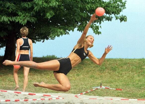 Torhüterin Christine Lindemann (Deutschland) demonstriert einem Fallwurf während eines Fernsehauftrittes im ZDF-Fernsehgarten als Vorgeschmack auf die erste Beach-Handball WM Beachhandball WM Damen Beach-Handball 2001, Nationalmannschaft, Nationalteam Einzelbild Mainz Dynamik,
