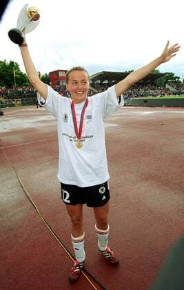 Claudia Müller (Deutschland) mit dem Pokal Fußball EM Damen Europameisterschaft 2001, Frauen, Frauenfußball, Frauennationalmannschaft, Länderspiel, Endspiel Einzelbild Donaustadion Ulm Freude,