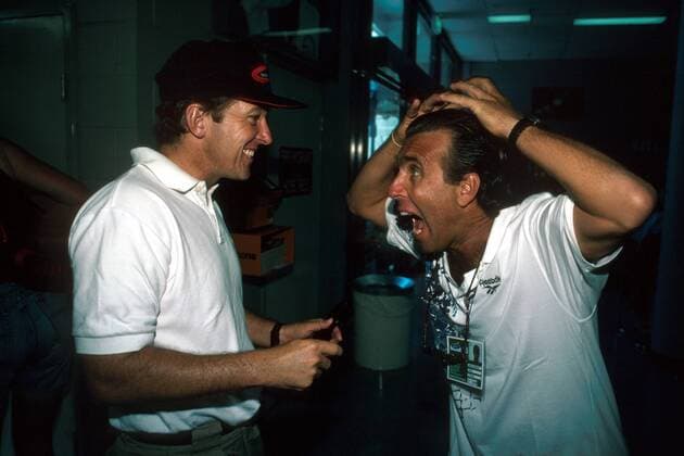 Carlos Kirmayr (Brasilien, re.) - Trainer von Conchita Martinez (Spanien) im Gespräch mit Bob Brett (USA) - Trainer von Goran Ivanisevic (Kroatien) Tennis Herren Australian Open 1995, ATP-Tour, Grand Slam, WTA Gruppe Flinders Park Melbourne