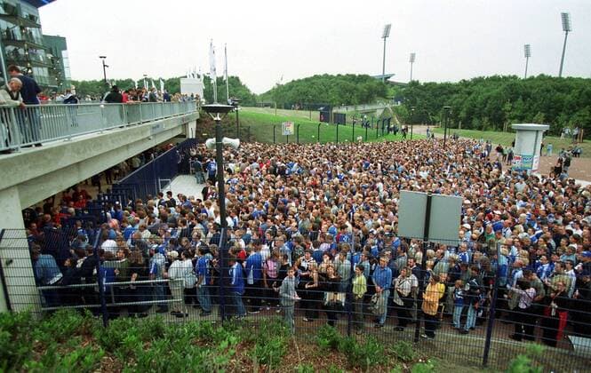 Gedränge vor dem Einlaß der neuen Arena Auf Schalke Fußball 1. BL Herren Saison 2001 2002, Stadioneinweihung, Stadioneröffnung, Einweihung, Eröffnung, FC Schalke 04, Vneg Totale AufSchalke, AufSchalkeArena, SchalkeArena Gelsenkirchen Masse