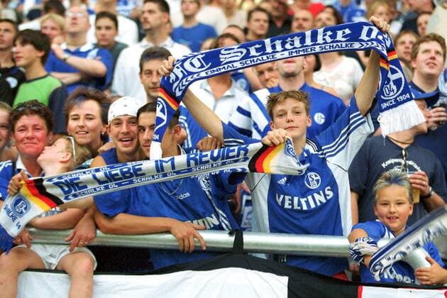 Schalke Fans feiern die Eröffnung der Arena AufSchalke Fußball 1. BL Herren Saison 2001 2002, Blitzturnier, Einweihung, Stadioneinweihung, Einweihungsfeier Gruppe Arena AufSchalke Gelsenkirchen