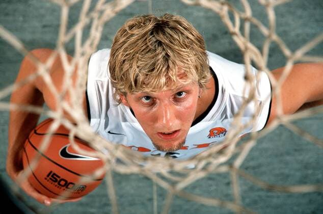 Dirk Nowitzki (Deutschland) unter dem Korb Basketball Herren Nationalmannschaft 2001, Nationalteam, Nationaltrikot, Shooting, Fotoshooting, Fototermin, Vneg Einzelbild Würzburg