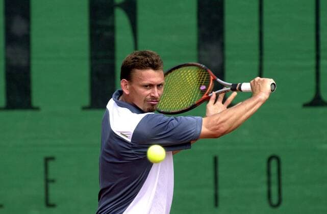 Regis Lavergne (Siegburg) - Rückhand Tennis 2. BL Herren Saison 2001, Sand, Sandplatz, Sandplatztennis, Sandplatzturnier, Halle - Grün-Weiss Siegburg 7:2 Einzelbild Tennisanlage Halle Halle Westfalen