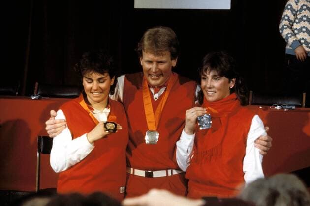 V.li.: Michela Figini, Peter Müller und Maria Walliser (alle Schweiz) Alpiner Skilauf OS Winter Olympische Spiele 1984, Olympia, Olympiade, Winterspiele, Ski-Alpin, Skisport Gruppe Bjelasnica Sarajevo Freude,