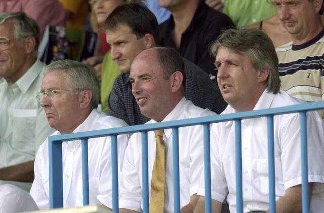 Vereinsführung des 1. FC Köln auf der Tribüne, v.li.: Präsident Albert Caspers, Sportdirektor Hannes Linßen und Geschäftsführer Wolfgang Loos Fußball 1. BL Herren DFB-Pokal 2001 2002, Pokalspiel, Chemnitz - 1. FC Köln 2:5, Vdig Gruppe Stadion an der Gellertstraße Chemnitz