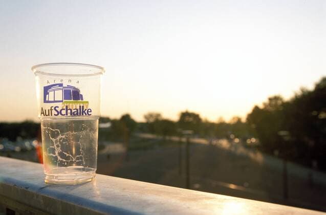 Bierbecher mit Signet der Arena AufSchalke Fußball 1. BL Herren Saison 2001 2002, FC Schalke 04 Einzelbild ArenaAufSchalke, SchalkeArena, Auf Gelsenkirchen