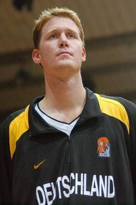 Shawn Bradley (Deutschland) Basketball Länderspiel Herren EM-Vorbereitungsspiel 2001, Nationalmannschaft, Nationalteam, Test, Testspiel, Vdig Porträt Bremer Stadthalle Bremen