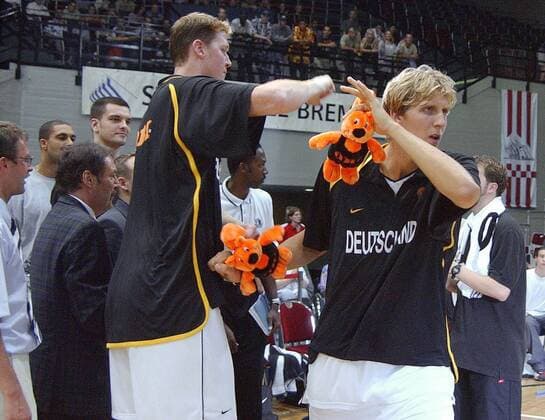 Dirk Nowitzki (re.) und Shawn Bradley (beide Deutschland) Basketball Länderspiel Herren Freundschaftsspiel 2001, Test, Testspiel, Nationalmannschaft, Nationalteam, Vdig Gruppe Bremer Stadthalle Bremen