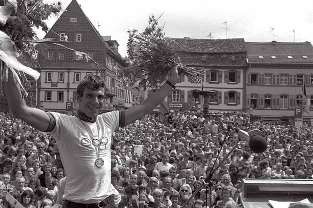 Olympiasieger Gregor Braun (Deutschland) beim Empfang in Neustadt Radsport Herren Radrennsport 1976, Straßenradsport, Straßenradrennsport, Radrennen, Totale Neustadt Glück, Masse, Freude,