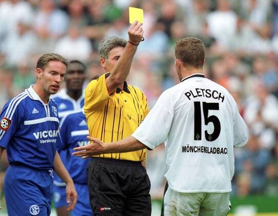 Schiedsrichter Lutz-Michael Fröhlich (Berlin) zeigt Marcelo Pletsch (re., Gladbach) die gelbe Karte Fußball 1. BL Herren Saison 2001 2002, Borussia Mönchengladbach - FC Schalke 04 0:0 Gruppe Bökelbergstadion Mönchengladbach