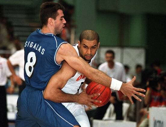 EuroBasket 2022, DBB, Historie, EM - Historie Ademola Okulaja (re., Deutschland) gegen Georgios Sigalas (Griechenland) Basketball EM Herren Eurobasket 2001, Europameisterschaft, Länderspiel, Nationalmannschaft, Nationalteam, Nationaltrikot Gruppe Anfa Expo Center Antalya Dynamik,