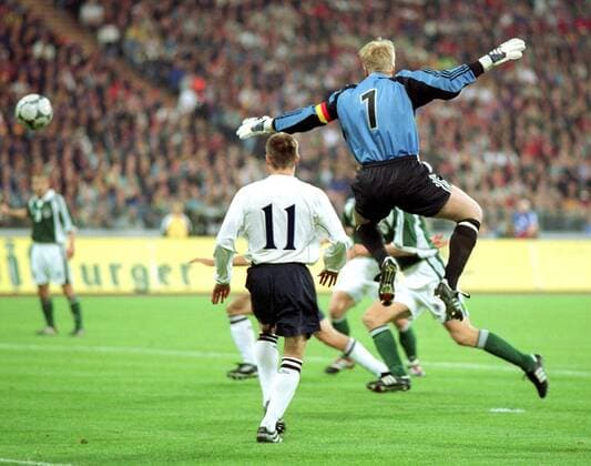 Torwart Oliver Kahn (Deutschland) fliegt am Ball vorbei Fußball Länderspiel Herren WM-Qualifikation 2001, Weltmeisterschaftsqualifikation, Vneg, Deutschland - England 1:5 Gruppe Olympiastadion München Abwehr,
