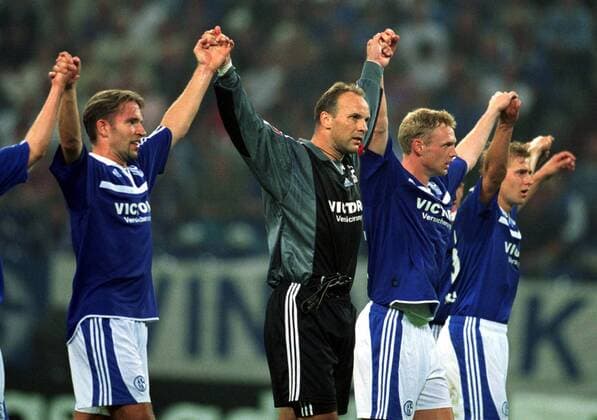 v.li.: Sven Vermant, Torwart Oliver Reck, Markus Happe und Marcel Rozgonyi (alle Schalke) Fußball 1. BL Herren Saison 2001 2002, FC Schalke 04, Stadioneinweihung, Einweihung, Einweihungsfeier, Eröffnung, Auf Gruppe ArenaAufSchalke Gelsenkirchen Freude,