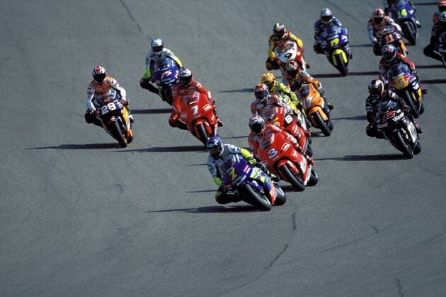 Kenny Roberts (USA Suzuki) führt vor Max Biaggi (Italien Yamaha) das Fahrerfeld an Motorsport WM Herren Weltmeisterschaft 2001, Motorrad, Motorradrennen, Motorradrennsport, Motorradsport, Vdia Totale Brünn Brno