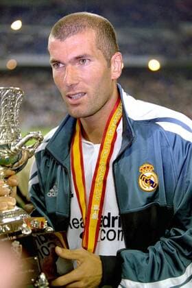 Zinedine Zidane (Real Madrid) präsentiert den Pokal Fußball Herren Supercopa 2001 2002, Primera Division, 1. Spanische Liga, Supercup Einzelbild Estadio Santiago Bernabeu Madrid  