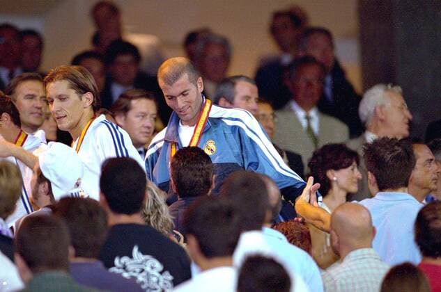 Michel Salgado (li.) und Zinedine Zidane (beide Real Madrid) zwischen ihren Fans Fußball Herren Supercopa 2001 2002, Primera Division, 1. Spanische Liga, Supercup Gruppe Estadio Santiago Bernabeu Madrid  