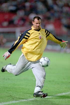 Torwart Gabor Kiraly (Ungarn) - Abstoß Fußball Länderspiel Herren Freundschaftsspiel 2001, Nationalmannschaft, Nationalteam, Nationaltrikot Einzelbild Nep Stadion Budapest Dynamik,