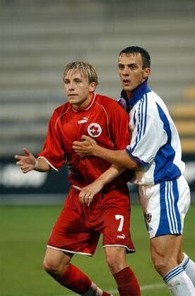 Daniel Gygax (Schweiz, li.) gegen Milan Dudic (Jugoslawien) Fußball Länderspiel Herren EM-Qualifikation 2001, Europameisterschaftsqualifikation, U21-Nationalmannschaft, U 21-Nationalteam, Gruppe Stadion Allmend Luzern, Serbien-Montenegro