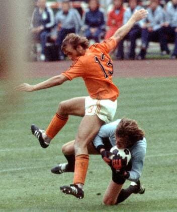 Torwart Sepp Maier (Deutschland) sichert sich den Ball vor Johan Neeskens (Holland) Fußball WM Herren Weltmeisterschaft 1974, Finale, Endspiel, Länderspiel, Nationalmannschaft, Nationalteam Gruppe Olympiastadion München Dynamik,