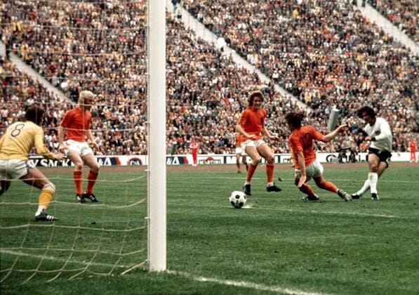 Gerd Müller (re.) erzielt das entscheidende Tor zum 2:1 für Deutschland Fußball WM Herren Weltmeisterschaft 1974, Finale, Endspiel, Länderspiel, Nationalmannschaft, Nationalteam Totale Olympiastadion München Dynamik,