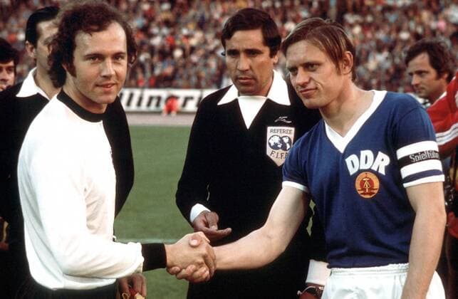 Bernd Bransch (DDR, re.) und Franz Beckenbauer (BRD) begrüßen sich - dahinter FIFA-Schiedsrichter Ramon Barreto Ruiz (Uruguay) Fußball WM Herren Weltmeisterschaft 1974, Länderspiel, Nationalmannschaft, Nationalteam, Nationaltrikot Gruppe Volksparkstadion Hamburg