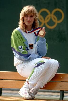 Stefanie Graf (Deutschland) präsentiert stolz ihre Goldmedaille Tennis OS Sommer Damen Olympische Spiele 1988, Sommerspiele, Olympia, Olympiade, Nationalmannschaft, Nationalteam Einzelbild Seoul Freude,