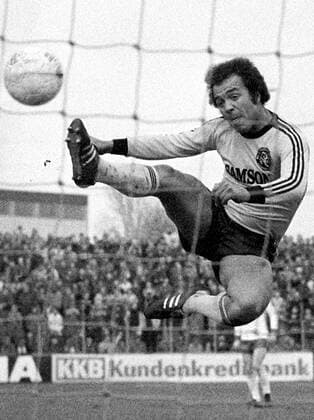 Erwin Kostedde (BVB) akrobatisch Fußball 1. BL Herren Saison 1976 1977, Essen - Borussia Dortmund 1:5 Einzelbild Georg-Melches-Stadion Essen Dynamik,