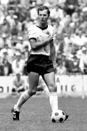 Franz Beckenbauer (Deutschland) am Ball Fußball WM Herren Weltmeisterschaft 1970, Halbfinale, Länderspiel, Nationalmannschaft, Nationalteam, Nationaltrikot Einzelbild Azteken Stadion Mexico-City