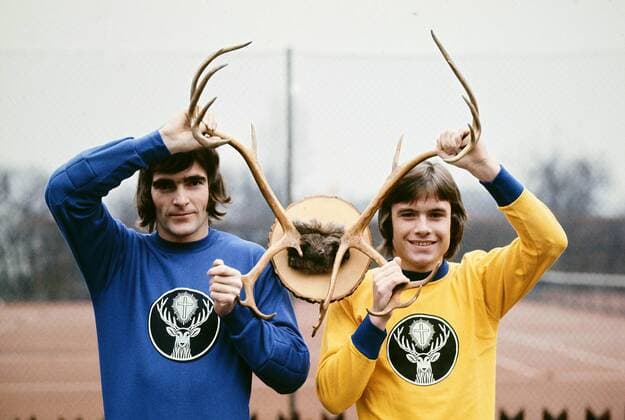 Torwart Bernd Franke (li.) und Hartmut Konschal (beide Braunschweig) wollen den Gegnern Hörner aufsetzen - helfen dabei soll der Jägermeister-Hirsch auf der Brust Fußball 1. BL Herren Saison 1972 1973, Shooting, Fotoshooting, Fototermin, Eintracht Braunschweig Gruppe Braunschweig Komik