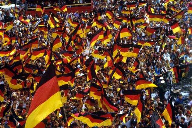 Empfang der Nationalmannschaft - deutsche Fans begrüßen den Weltmeister am Frankfurter Römer Fußball WM Herren Weltmeisterschaft 1990, Nationalteam, Begrüßung, BR Deutschland, BRD Totale Rathaus Frankfurt M. Freude, Begeisterung,