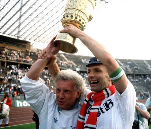 Trainer Karlheinz Feldkamp (li.) und Karl-Heinz Körbel jubeln mit dem Pott - Eintracht Frankfurt als Pokalsieger 1988 Fußball 1. BL Herren DFB-Pokal 1987 1988, Pokalspiel, Finale, Endspiel, Pokalfinale, Pokalendspiel Gruppe Olympiastadion Berlin Harmonie, Glück, Freude,