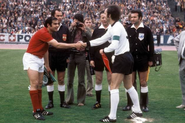 Murtaz Khurtsilava (Sowjetunion, li.) begrüßt Franz Beckenbauer (BR Deutschland) - dahinter Schiedsrichter Ferdinand Marschall (Mitte, Österreich) Fußball EM Herren Europameisterschaft 1972, Finale, Endspiel, Länderspiel, Nationalmannschaft, Nationalteam Gruppe Heysel-Stadion Brüssel