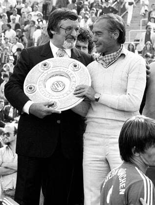 Trainer Pal Csernai (re.) und Präsident Willi O. Hoffmann (beide Bayern) mit der Meisterschale Fußball 1. BL Herren Saison 1980 1981, FC Bayern München Gruppe Olympiastadion München Harmonie,