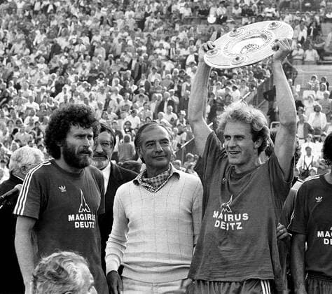 Karl-Heinz Rummenigge präsentiert die Meisterschale, daneben Trainer Pal Csernai und Paul Breitner (alle Bayern) Fußball 1. BL Herren Saison 1980 1981, FC Bayern München Gruppe Olympiastadion München Freude,