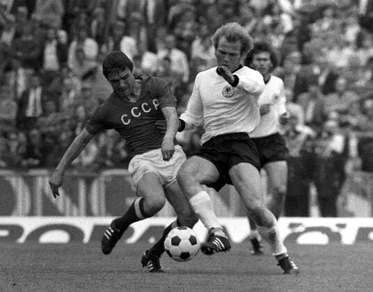 Uli Hoeneß (Deutschland, re.) im Duell mit Vladimir Troschkine (Sowjetunion) Fußball EM Herren Europameisterschaft 1972, Finale, Endspiel, Länderspiel, Nationalmannschaft, Nationalteam Gruppe Heysel-Stadion Brüssel Dynamik, Kampf,