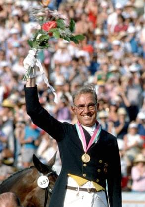 Olympiasieger Dr. Reiner Klimke (BRD) - Siegerehrung Pferdesport OS Sommer Herren Olympische Sommerspiele 1984, Olympiade, Olympia, Spiele, Reiten, Reitsport, Dressur, Dressurreiten Einzelbild Los Angeles Glück, Freude,