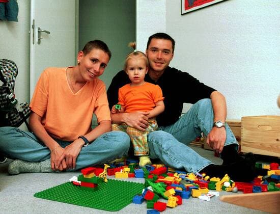 Markus Beierle (1860) mit Freundin Britta Ebert und Tochter Fabienne Fußball 1. BL Herren Saison 2000 2001, TSV 1860 München, Shooting, Fotoshooting, Fototermin, Fotostory, Homestory, privat Gruppe Harmonie,