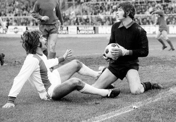 Fußball, 1. FC Kaiserslautern - FC Bayern München 7-4 Torwart Josef Elting (Lautern) sichert sich den Ball vor Bernd Gersdorff (Bayern) Fußball 1. BL Herren Saison 1973 1974, 1. FC Kaiserslautern - FC Bayern München 7:4 Gruppe Fritz-Walter-Stadion Kaiserslautern