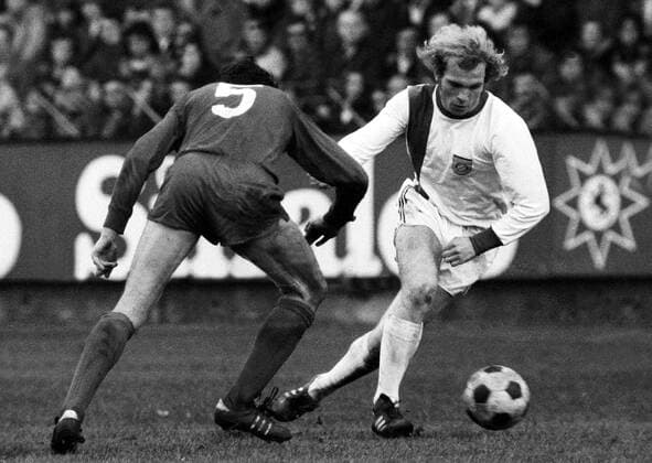 Fußball, 1. FC Kaiserslautern - FC Bayern München 7-4 Uli Hoeneß (Bayern, re.) im Duell mit Fritz Fuchs (Lautern) Fußball 1. BL Herren Saison 1993 1974, 1. FC Kaiserslautern - FC Bayern München 7:4 Gruppe Fritz-Walter-Stadion Kaiserslautern Dynamik,