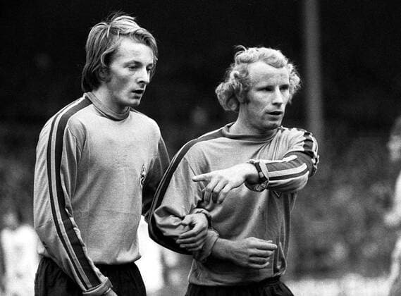 Berti Vogts (re.) mit Lorenz-Günther Köstner (beide Gladbach) Fußball 1. BL Herren Saison 1973 1974, Offenbach - Borussia Mönchengladbach 2:3 Gruppe Bieberer Berg Offenbach