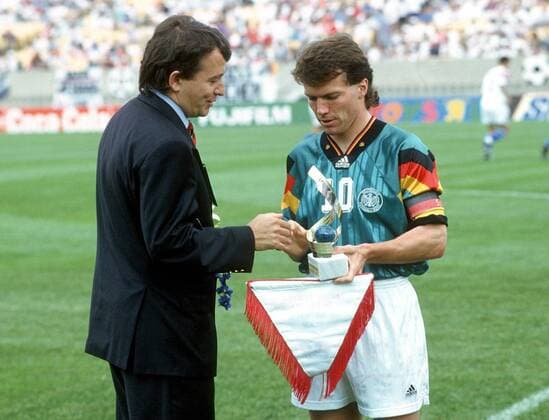 Lothar Matthäus vor seinem 100. Spiel in der Nationalmannschaft - es gratuliert DFB-Pressesprecher Wolfgang Niersbach (beide Deutschland) Fußball Länderspiel Herren Freundschaftsspiel 1993, Nationalteam, Nationaltrikot Gruppe Soldier Field Chicago