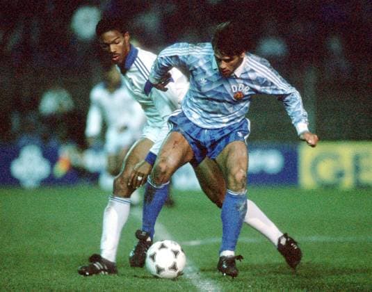 Ulf Kirsten (DDR, re.) im Duell mit Jimmy Banks (USA) Fußball Länderspiel Herren Freundschaftsspiel 1990, Nationalmannschaft, Nationalteam, Nationaltrikot, Deutschland - USA 3:2 Gruppe Dynamik,