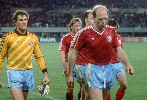 Dieter Hoeneß (vorn) und Torwart Jean-Marie Pfaff und Andreas Brehme (alle Bayern) enttäuscht Fußball EC 1 Herren Europapokal der Landesmeister 1986 1987, Europacup, Finale, Endspiel, FC Bayern München Gruppe Prater Stadion Wien Enttäuschung,