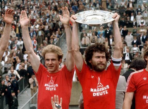 Paul Breitner (re.) und Karl-Heinz Rummenigge präsentieren die Meisterschale - der FC Bayern München ist Deutscher Meister 1980 Fußball 1. BL Herren Saison 1979 1980, FC Bayern München Gruppe Olympiastadion München Freude,