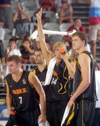 EuroBasket 2022, DBB, Historie, EM - Historie Dirk Nowitzki (Mitte), Pesic (li.) und Bradley (alle Deutschland) Basketball EM Herren Eurobasket 2001, Europameisterschaft, Länderspiel, Nationalmannschaft, Nationalteam, Nationaltrikot Einzelbild Anfa Expo Center Antalya