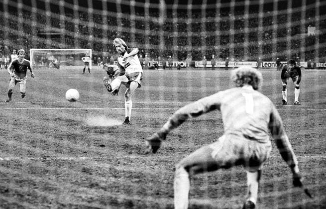 Michael Kutzop (Bremen) verschießt einen Elfmeter gegen Torwart Pfaff (Bayern) Fußball 1. BL Herren Saison 1985 1986, Werder Bremen - FC Bayern München 0:0 Gruppe Weserstadion Bremen Dynamik,