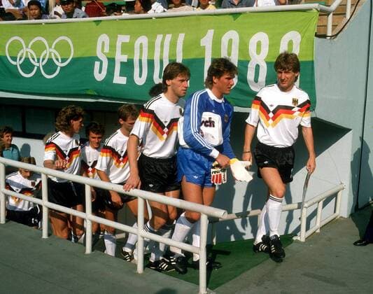V. re.: Frank Mill, Torwart Uwe Kamps und Wolfgang Funkel (alle BR Deutschland) Fußball OS Sommer Herren Olympische Sommerspiele 1988, Olympia, Olympiade, Spiele, Nationalmannschaft, Nationalteam Gruppe Kooduk Pusan